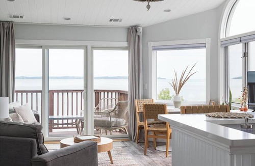 Traverse City Condo | ★BEACHFRONT★Pool+Hot Tub★11 min to downtown