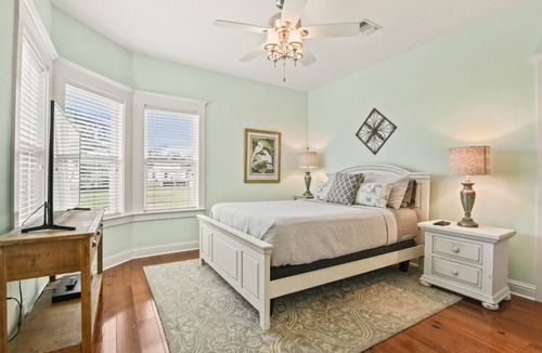 Old Town House | Beachview! Walk to the Beach! Minutes to Downtown Bay St. Louis! Sleeps 6!