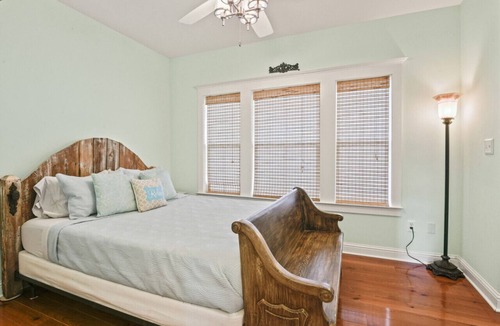 Old Town House | Beachview! Walk to the Beach! Minutes to Downtown Bay St. Louis! Sleeps 6!