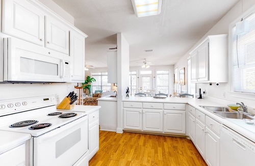 Audubon Place House | Beachy Duplex w/Full Kitchen, High-Speed WiFi, Central AC, and Washer/Dryer!