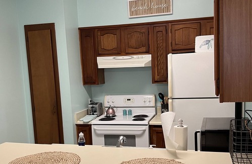 Brent Condo | Beautiful 1 bedroom 1 bath condo in a quiet complex with a pool
