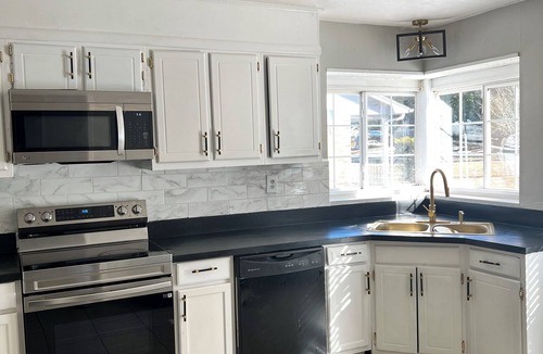Mobile House | Beautiful 5 bedroom home w/fireplace. Close to all attractions in Mobile area