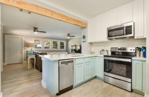 Gulfport House | Beautiful Beach House 2 Minute Walk to Sandy Beaches Quiet Area