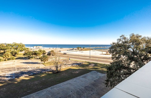 Mississippi City House | Beautiful Biloxi Beach View in this Family sized townhome!