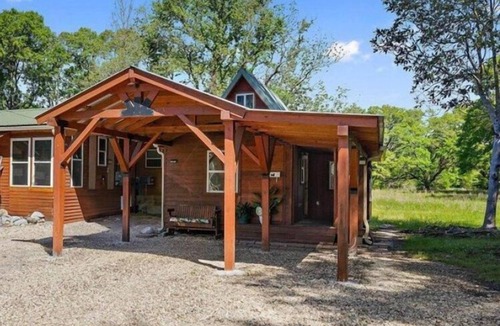 Denham Springs Cabin | Beautiful Cabin in a great neighborhood and minutes from Baton Rouge!