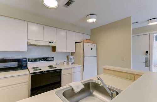 Acme House | Beautiful Comfy 2 Bedroom Golf Course Condo