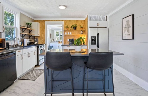 Atlanta Cottage | Beautiful Cottage in the City with Fenced Backyard