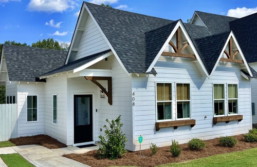 Auburn Cottage | Beautiful cozy cottage located within walking distance to Jordan-Hare Stadium