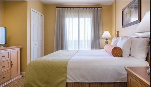Lake Buena Vista House | Beautiful Hotel in Desert Blue 1BD Deluxe near The Strip