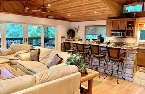 Pomona Park House | Beautiful Lake House house in charming Pomona Park with WiFi, AC