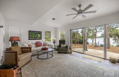 Hawthorne House | Beautiful Lake House on Lake Star