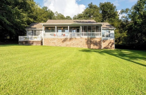 Milledgeville House | Beautiful lake-side 4 Bedroom! Just 15 mins from GCSU & downtown Milledgeville!