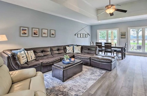Wilsonville House | Beautiful Lay Lake Retreat for Large Families.