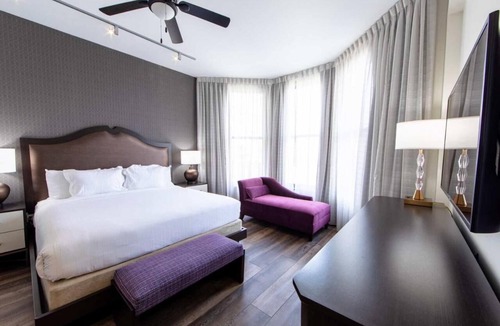 French Quarter Resort | Beautiful Modern 1 Bedroom Signature @ Nola walking distance from Bourbon Street
