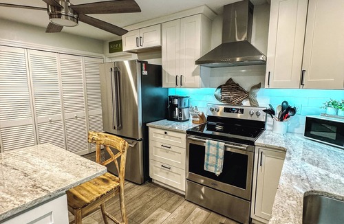 O'byrne House | Beautiful Ocean Beach Cottage - 25 paces from Beach!