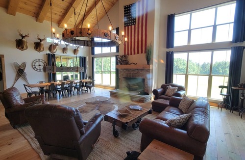 Harriston Cabin | Beautiful Rustic Industrial lodge. Approx 30 minutes from historic Natchez, ms!