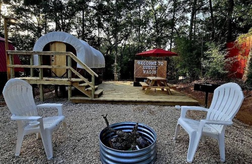 Jefferson House | Beautiful Rustic Wagon with Modern Interior and Outdoor Hot Tub for a Unique Romantic Getaway near Lake O' the Pines, Texas