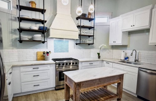 West Riverside Apartment | Beautiful upstairs apartment for rent monthly near Audubon park