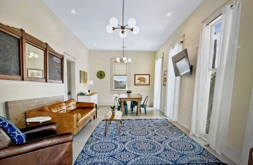 West Riverside Apartment | Beautiful upstairs apartment for rent monthly near Audubon park