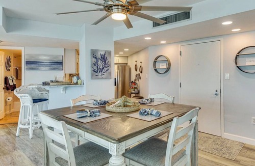 Daytona Beach Shores Apartment | Beautiful Daytona Beach Shores Condo w/Hot Tub!
