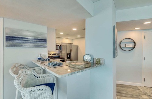 Daytona Beach Shores Apartment | Beautiful Daytona Beach Shores Condo w/Hot Tub!
