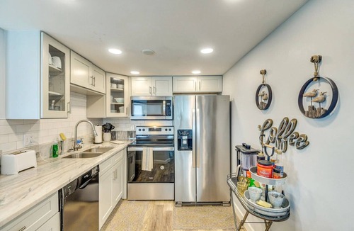 Daytona Beach Shores Apartment | Beautiful Daytona Beach Shores Condo w/Hot Tub!