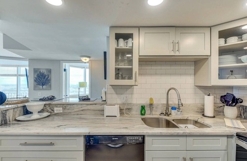 Daytona Beach Shores Apartment | Beautiful Daytona Beach Shores Condo w/Hot Tub!