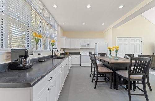 Ono Island House | Bella Villa Loft Suite- Conveniently located near NAS!