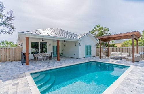 Bid-a-wee Beach House | Bid A Wee Bungalow| Outdoor living| Private heatable Pool & 2 blocks to private beach| EV Charging