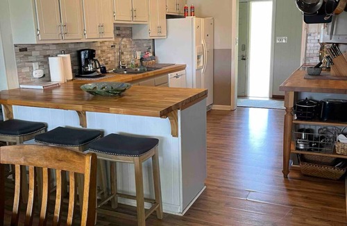 Donalsonville House | Big Home with Wifi, HotTub, Outdoor kitchen/dining area & dock on Lake Seminole