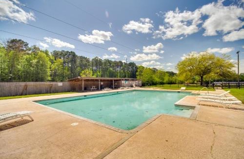 Biloxi House | Biloxi Resort Cottage w/Pool & Lake Access!