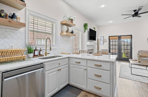 Pearl House | "Black Pearl: Luxury Home, Near Amenities, Sleeps 6"