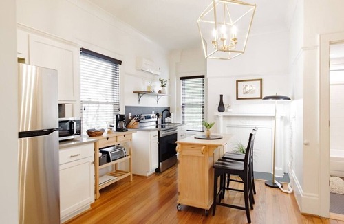 Birmingham Apartment | Black Velvet Suite in Highland Park, King Bed, Walkable to Rojo and More!