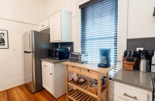 Birmingham Apartment | Black Velvet Suite in Highland Park, King Bed, Walkable to Rojo and More!