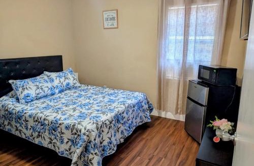 Palatka House | Blessfull Refuge Palatka - Solo Guest Room - Shared Bath - Shared Guest House