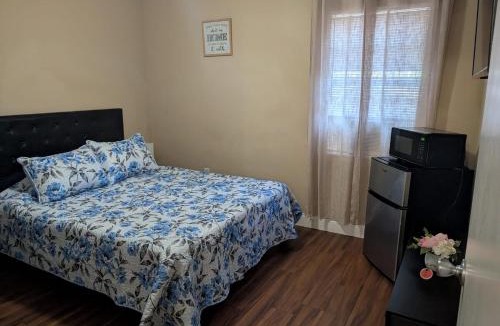 Palatka House | Blessfull Refuge Palatka - Solo Guest Room - Shared Bath - Shared Guest House