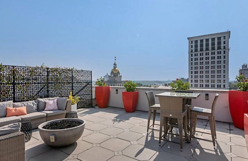 Historic District - North Ski Chalet | BLOCK Ellis Square 1br