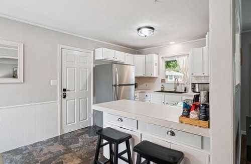 Broken Arrow House | Blue Cedar Poolside Retreat: 3-bedroom home in Broken Arrow with full amenities