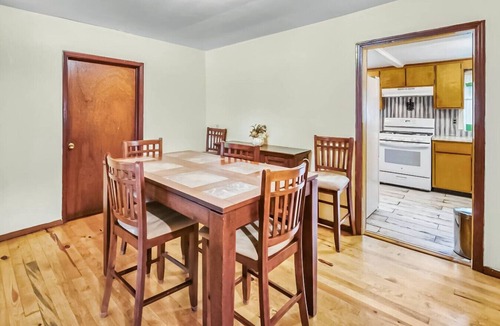 Northside House | ~Bluebird Bungalow Sleeps 8 Country Hideaway~