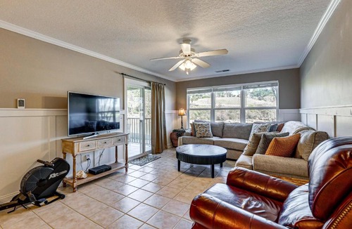 Alexander City House | Boat Slip & Pool Access: Alexander City Escape