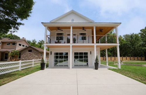 Ocoee House | Boho Luxury Retreat near Winter Garden & Disney - Game Room & Statement Kitchen