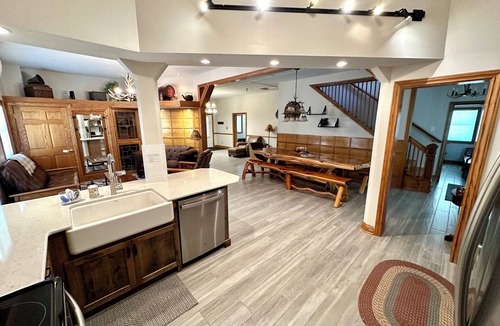 Central Lake House | Boulder Ridge: Sleep 17+! Event Barns. Pickleball. 80 Acres. 1/2 mile to Torch