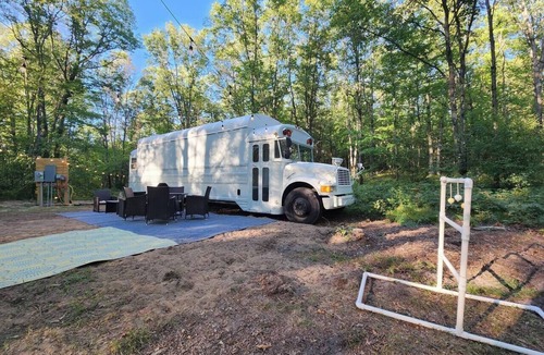 Bitely House | Bourbon St BlueBird Bus + HOT TUB on 10 ACRES