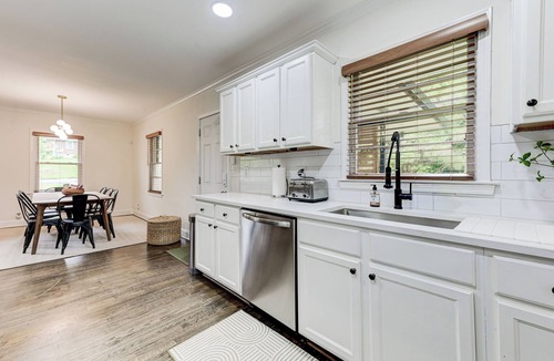 Atlanta House | Boutique ATL Escape | Movie Room and Covered Deck