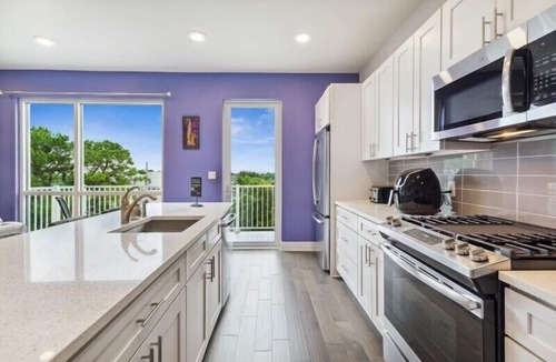 New Orleans Condo | *BRAND NEW LISTING* Luxury Penthouse Near the French Qtr. w/parking