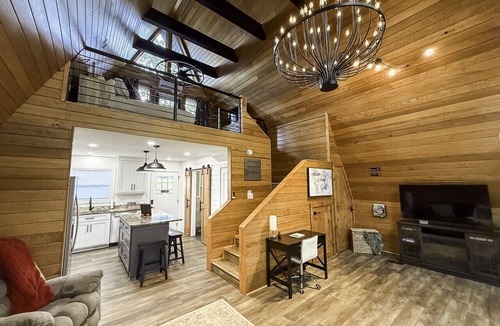 Jones Mills Cabin | Brand New! The Fox Hill Cabin: Where Country Charm Meets Town Convenience!