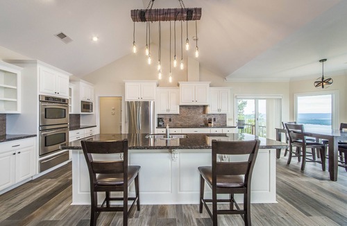 Quitman House | Breathtaking Lakeview Home in Diamond Bluff
