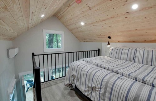 Groveoak Cabin | Breathtaking Treehouse with Barbecue and Hot-tub in Scottsboro, Alabama