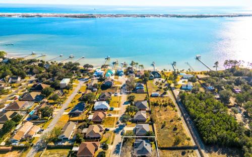 Navarre House | Breeze - Family Retreat with Game Room