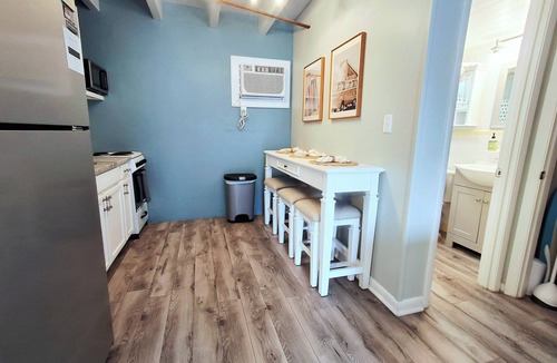 Bel Air Condo | Breezy Bungalow | On The Beach | Sleeps 4 | Stylish Studio | No Resort Fees